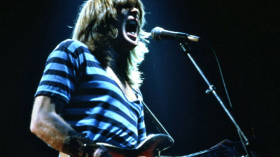 Bajista de AC/DC anuncia su retiro y la banda se tambalea Bajista de AC/DC anuncia su retiro y la banda se tambalea