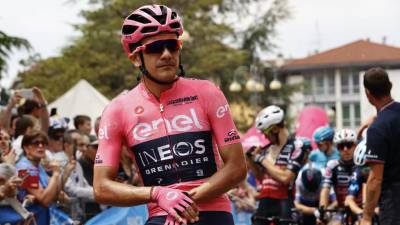 Richard Carapaz lucha por conservar la 'maglia rosa' en último combate en alta montaña Richard Carapaz lucha por conservar la 'maglia rosa' en último combate en alta montaña