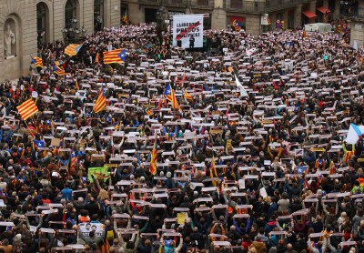 Manifestantes bloquean las vías del tren en Barcelona