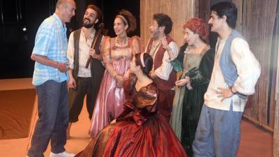 El director español Pepe Bablé junto a todo el elenco de "La Ternura". El director español Pepe Bablé junto a todo el elenco de "La Ternura".