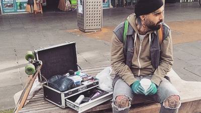 Barbero cura su adicci&oacute;n cortando el pelo a vagabundos