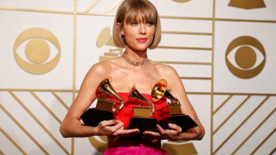 Ola de memes tras la extraña pose de Taylor Swift Ola de memes tras la extraña pose de Taylor Swift