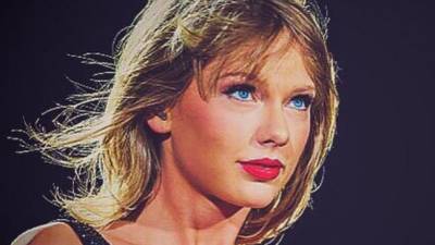 El gran beso perruno que recibió Taylor Swift El gran beso perruno que recibió Taylor Swift