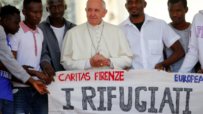 Refugiados se sientan junto al papa en San Pedro Refugiados se sientan junto al papa en San Pedro