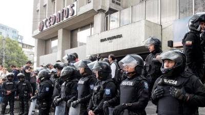 Policía ingresó a las oficinas de Cedatos Policía ingresó a las oficinas de Cedatos