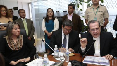 Debaten reformas al Issfa en medio de protestas Debaten reformas al Issfa en medio de protestas