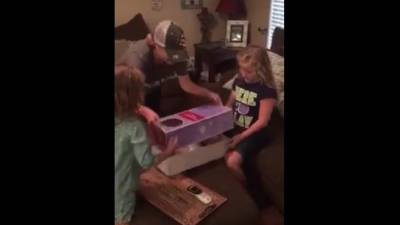 La reacción de una niña sin una pierna al recibir una muñeca como ella La reacción de una niña sin una pierna al recibir una muñeca como ella