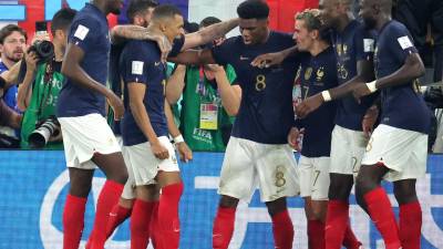 Francia clasifica a octavos de final tras superar a Dinamarca con un marcador de 2-1 Francia clasifica a octavos de final tras superar a Dinamarca con un marcador de 2-1
