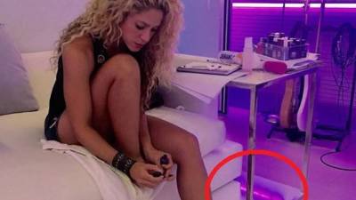 Shakira causa polémica por supuesto 'objeto erótico' que aparece en una de sus fotos Shakira causa polémica por supuesto 'objeto erótico' que aparece en una de sus fotos