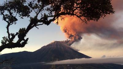 Advierten de posibles explosiones en el volc&aacute;n Tungurahua
