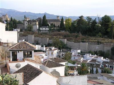 $!Los jóvenes quedaban retenidos en casas dentro de la ciudad de Granada bajo los falsos pretextos de demoras en el proceso de legalización de estatus migratorio. Encerrados dentro de cuatro paredes, muchos de los afectados no tocaron una cancha durante su estancia en España.