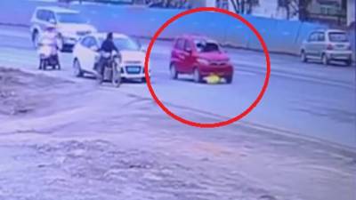 Impactante video de mujer que es arrastrada varios metros por vehículo Impactante video de mujer que es arrastrada varios metros por vehículo