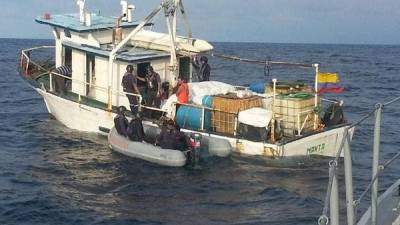 Armada Nacional detiene embarcación con mercadería de contrabando Armada Nacional detiene embarcación con mercadería de contrabando