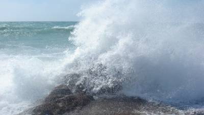 ECU 911 capta el momento del aguaje en dos playas de Ecuador