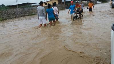 Cierran varias v&iacute;as por creciente de r&iacute;o Portoviejo en Manab&iacute;