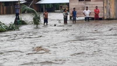 Intensas lluvias afectan a varias carreteras en Ecuador: han causado el desbordamiento de un río Intensas lluvias afectan a varias carreteras en Ecuador: han causado el desbordamiento de un río