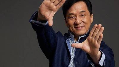 Jackie Chan dice que su hijo mejor&oacute; en la c&aacute;rcel y bromea con su vuelta