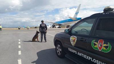 Policía responde a alerta de amenaza de bomba en un vuelo procedente de Ámsterdam que aterrizó en el aeropuerto de Quito Policía responde a alerta de amenaza de bomba en un vuelo procedente de Ámsterdam que aterrizó en el aeropuerto de Quito