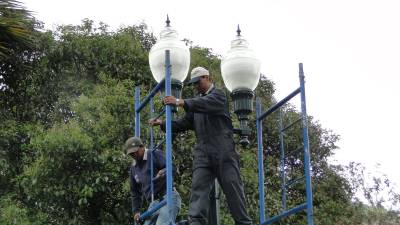 Reparan las luminarias de la Plaza Grande en Quito