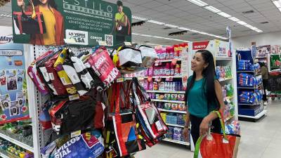 Supermercados TÍA convierte lonas publicitarias en accesorios confeccionados por mujeres Supermercados TÍA convierte lonas publicitarias en accesorios confeccionados por mujeres