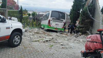 VIDEO: Así fue el momento en que un bus chocó contra una urbanización en Quito VIDEO: Así fue el momento en que un bus chocó contra una urbanización en Quito