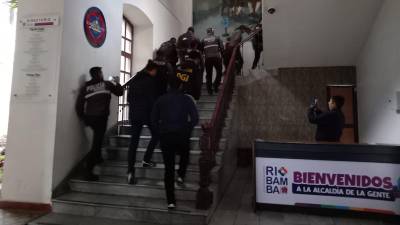 Allanamientos y diez detenciones en el Municipio de Riobamba por presuntos actos de corrupci&oacute;n