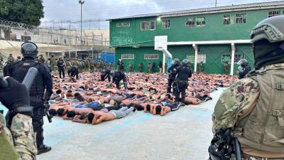 Intervenciones simultáneas en la Penitenciaría y en la cárcel de Esmeraldas: hallan armas y otros objetos prohibidos Intervenciones simultáneas en la Penitenciaría y en la cárcel de Esmeraldas: hallan armas y otros objetos prohibidos