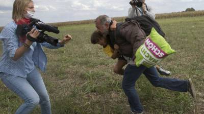 Refugiados agredidos por periodista llegarán a España Refugiados agredidos por periodista llegarán a España