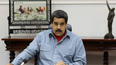 Maduro se protege contra &amp;quot;golpe&amp;quot; y oposici&oacute;n mantiene presi&oacute;n