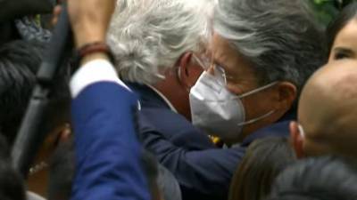 El afectuoso abrazo de Lasso a uno de los asistentes en su investidura como presidente El afectuoso abrazo de Lasso a uno de los asistentes en su investidura como presidente