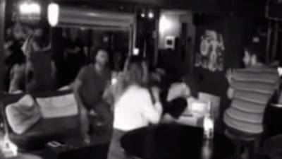 Una joven noquea a varios tipos que intentaron agredirla Una joven noquea a varios tipos que intentaron agredirla