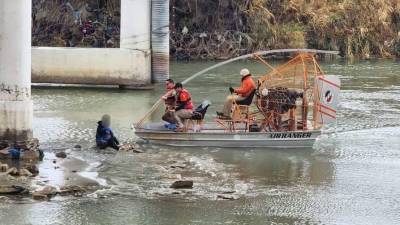 Hallan el cuerpo de un ecuatoriano desaparecido en río Bravo de México; su esposa e hijo fueron rescatados Hallan el cuerpo de un ecuatoriano desaparecido en río Bravo de México; su esposa e hijo fueron rescatados