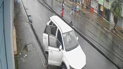 VIDEO: C&aacute;maras registran el momento en el que sujetos habr&iacute;an secuestrado a un comerciante en una calle de Dur&aacute;n
