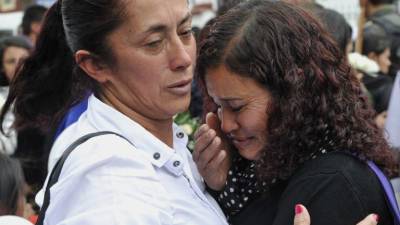 Familiares abarrotan funeral por niña colombiana asesinada Familiares abarrotan funeral por niña colombiana asesinada