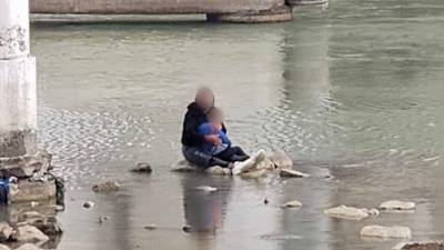 Madre e hijo ecuatorianos son rescatados en medio de un r&iacute;o cuando intentaban cruzar a EEUU; el padre falleci&oacute;