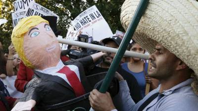 Aumenta venta de piñatas de Trump ante su visita a California Aumenta venta de piñatas de Trump ante su visita a California