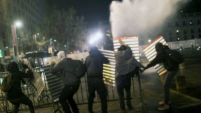 Heridos, saqueos e incendios tras protestas estudiantiles en Chile Heridos, saqueos e incendios tras protestas estudiantiles en Chile