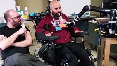 Un tetrapl&eacute;jico acciona un brazo artificial con el pensamiento