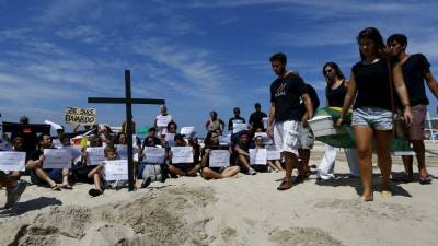 Activistas protestan en Copacabana por la muerte de un ni&ntilde;o en una favela brasile&ntilde;a