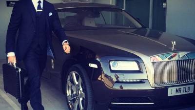 El pol&eacute;mico magnate es abandonado por una de sus esposas a quien paseaba con correa