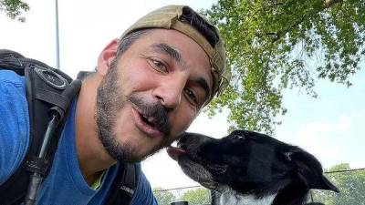 Un hombre de Nueva York dejó su trabajo como profesor para ganar 120 mil dólares al año paseando perros Un hombre de Nueva York dejó su trabajo como profesor para ganar 120 mil dólares al año paseando perros