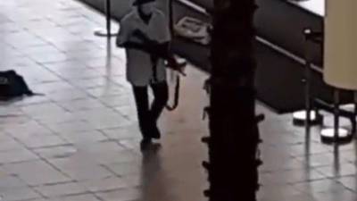 Policía detiene a dos implicados en el asalto a entidad bancaria dentro de un centro comercial de Guayaquil Policía detiene a dos implicados en el asalto a entidad bancaria dentro de un centro comercial de Guayaquil