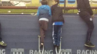 Un niño con pierna amputada presta su muleta a otro para ver un partido Un niño con pierna amputada presta su muleta a otro para ver un partido