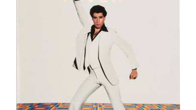 Fotografía cedida por Julien's Auctions donde se aprecia la portada de la película en DVD, "Saturday Night Fever", donde aparece el actor John Travolta como Tony Manero con su famoso traje blanco durante la famosa escena de baile. Fotografía cedida por Julien's Auctions donde se aprecia la portada de la película en DVD, "Saturday Night Fever", donde aparece el actor John Travolta como Tony Manero con su famoso traje blanco durante la famosa escena de baile.