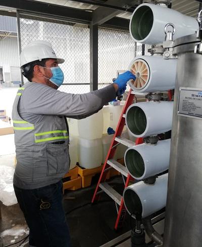 $!Técnicos brindan asistencia técnica, mantenimiento y control en sistemas desalinización de agua para la industria pesquera.
