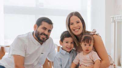 Belén Bonnard, la creadora del proyecto Bebé Victoria, posa junto a su familia. Belén Bonnard, la creadora del proyecto Bebé Victoria, posa junto a su familia.