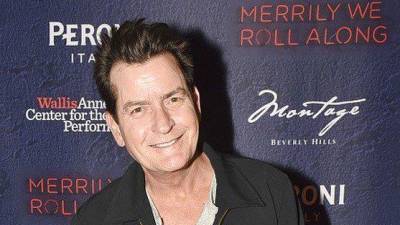 Vecina del actor Charlie Sheen lo ataca e intenta estrangularlo en su casa de Malib&uacute;