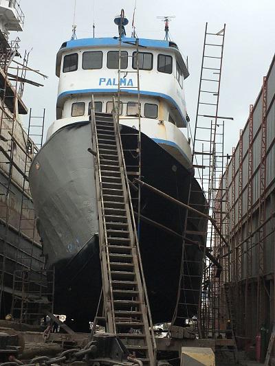$!Proceso de pintura de obra muerta de la embarcación. Generalmente los mantenimientos de Empresa Pesquera Polar son realizados en Guayaquil