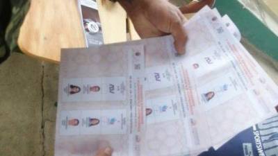 Descubren a un hombre marcando papeletas a favor de una candidatura: era miembro de una mesa electoral y estaba ebrio Descubren a un hombre marcando papeletas a favor de una candidatura: era miembro de una mesa electoral y estaba ebrio