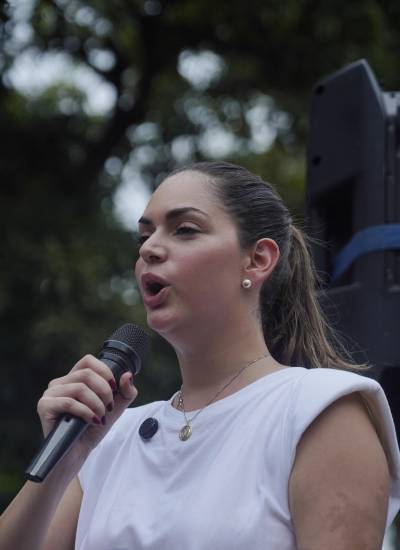 Fotografía de archivo que muestra a Fiorella Ycaza en una marcha a favor de Aquiles Alvarez.